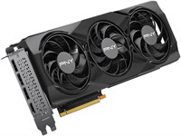 Графический процессор PNY GEFORCE RTX™ 5070 с 12 гигабайтами видеопамяти оборудован тремя вентиляторами и поддерживает технологию DLSS 4 1000030647