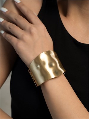 Браслет DARSAMI - это модный аксессуар из качественного бижутерного материала для женщин, который имеет широкий дизайн без промежутков 1000023153