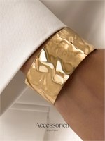 Аксессорика представляет широкий женский браслет из бижутерии, который надевается на руку и украшен золотом 1000023148