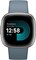 Умные часы для фитнеса Fitbit Versa 4 с функцией GPS и длительным сроком автономной работы до 6 дней подходят для использования с устройствами Android и iOS. Цвет: Водопадный синий/Платиновый 1000023004